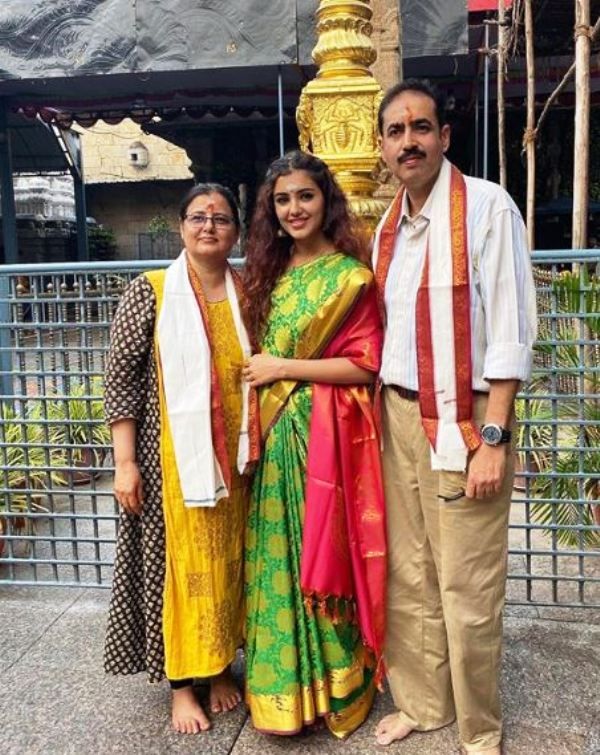 Malvika Sharma With Her Mother And Father