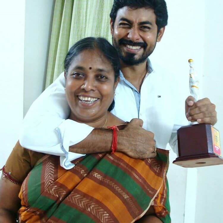 aari arjuna with her mother