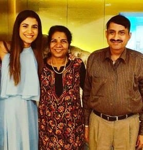 shreya dhanwanthary with her father and mother